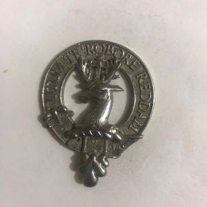 Insignia del escudo del clan Wallace hecha de estaño. Muestra una mano sosteniendo una espada, con el emblema del clan. - Product Image 3