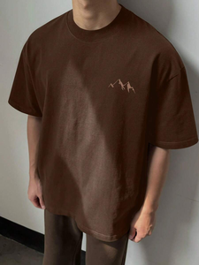 เสื้อยืดแขนสั้นคอกลมพิมพ์ลายภูเขาสไตล์มินิมอลสำหรับผู้ชาย สีกาแฟ ฤดูร้อน - Product Image 1