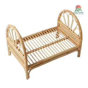 Lit de poupée en rotin de style tropical Nhat Minh – un adorable jouet de jeu d'imitation et un lit de poupée pour petites filles. - Product Image 1
