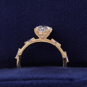 Anillo de Compromiso Clásico de Oro Amarillo con Diamante de Corte Ovalado y Piedras Laterales Marquise, Joyería para Mujer - Product Image 2