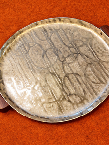 Plateau rond texturé en aluminium de style nordique avec poignée en bois, assiette décorative en métal pour salon de luxe et centre de table de mariage - Product Image 6