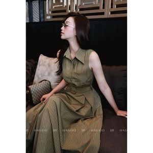 Vestido midi a rayas V9080 con cuello halter, sin mangas, tejido transpirable, estilo camisa con cinturón y cintura alta para oficina. - Product Image 6