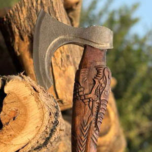 Hache artisanale de style viking industriel avec manche en bois sculpté, outil traditionnel pour le camping en plein air, la brousse et la coupe du bois - Product Image 3
