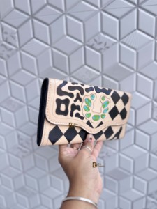 Cartera de cuero personalizada al por mayor con grabado a mano, estilo vintage, impermeable, con patrón elegante, funda para teléfono tipo clutch con broche, gran oferta - Product Image 2
