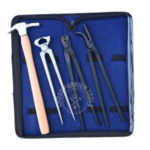 Kit d'outils de démontage de sabots de ferme en valise de transport avec extracteur de clous, crocheteur de clous Alligator noir, marteau de ferme et outil de dépose - Product Image 1