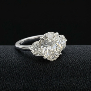 Bague en platine sertie de diamants de qualité supérieure pour femmes, bijoux de mariage élégants avec un design moderne et un savoir-faire raffiné - Product Image 2