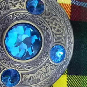 Broche celta antiguo de 4 pulgadas con diseño de kilt escocés y piedra azul cielo, el más vendido para vestidos de las Tierras Altas - Product Image 4