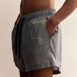 กางเกงขาสั้นตาข่ายสำหรับออกกำลังกายมีขอบสองด้านลึกมีกระเป๋าแบบธรรมดาสำหรับผู้ชายกางเกงขาสั้นผ้าตาข่ายแบบตัดเย็บด้วยการออกแบบและปักตามต้องการ - Product Image 1