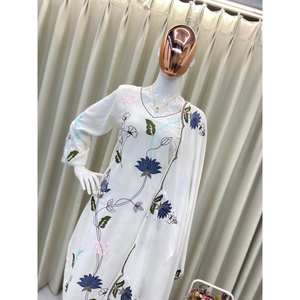 Hermoso Salwar Kameez de Algodón Blanco para Fiestas, Top y Pantalón con Dupatta, Talla M, Elegante Ropa de Fiesta por Bhanderi -BE - Product Image 1