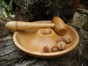 Elegante tazón de madera para romper nueces con martillo, perfecto para servir frutos secos, nueces y aperitivos para fiestas. - Product Image 2