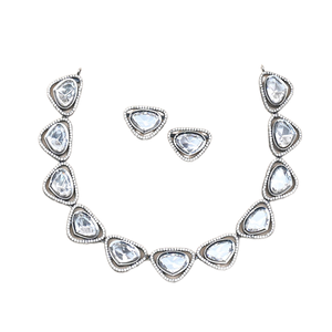 Distribuidor de confianza que vende collar y pendientes de piedras blancas agrupadas adornadas con tachuelas de polki exquisitas de alta calidad - Product Image 1