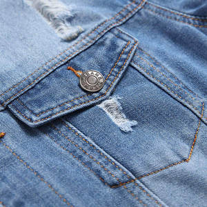 เสื้อแจ็คเก็ตยีนส์สีฟ้าอ่อนสำหรับผู้ชาย ขายส่ง สไตล์ลำลอง ขาดๆ แบบมีกระดุมติดด้านหน้า เสื้อคลุมสตรีทแวร์ ทรงปกติ ลุคยีนส์ฟอกสี - Product Image 6