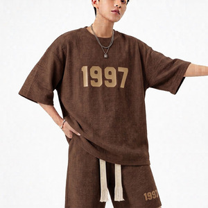 ชุดเซ็ตสองชิ้นผ้าวาฟเฟิลระบายอากาศสำหรับผู้ชายใส่สบายในฤดูร้อน เสื้อยืดคอกลม + กางเกงขาสั้นรูดเชือกแต่งพู่ - Product Image 1