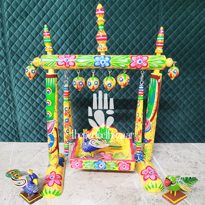 Decoración artesanal de madera Laddu Gopal Jhula para Janmastami con diseño floral colorido y campanas colgantes - Product Image 5