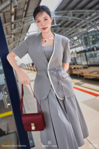 Blazer élégant gris décontracté pour femme, sans col, à manches courtes, avec bordure contrastante, veste cintrée SAYA - Product Image 6
