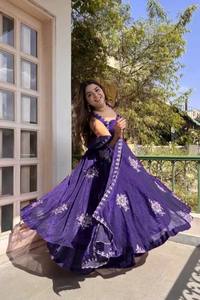 ชุดเดรสยาวปักลายดอกไม้สีม่วงแบบ Anarkali Salwar Kameez สำหรับผู้หญิง ชุดงานแต่งงานแบบปากีสถาน - Product Image 3