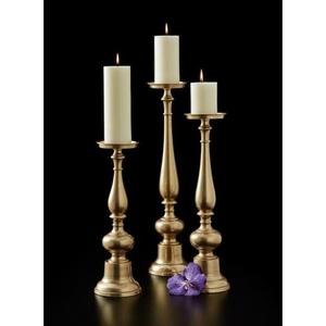 Porte-bougie en métal d'inspiration antique avec finition dorée polie, adapté à la décoration intérieure traditionnelle et contemporaine - Product Image 3