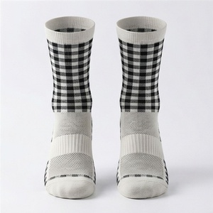 Chaussettes ras du cou en coton tricoté respirant à motif écossais, style décontracté pour adulte, design à carreaux blanc et noir - Product Image 1