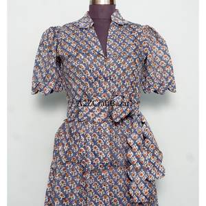 Robe midi florale Kangura pour femme, 100 % coton écologique, style Kangura, col en V, manches courtes, boutons décoratifs, lavable. - Product Image 4