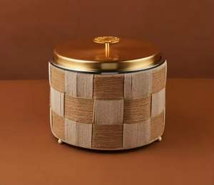 Plat de service en acier inoxydable martelé avec couvercle en dôme et base en bois pour buffet et traiteur hôtelier - Product Image 6