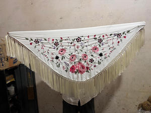 Chal Triangular Bordado con Flores Color Marfil para Mujer, con Flecos Largos, Romántico para Bodas, Elegante para la Noche - Product Image 1