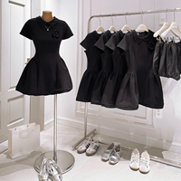Robes noires unies de luxe pour femmes, coupe ajustée, manches courtes, style mini trapèze, en tissu naturel tissé, de haute qualité, personnalisables, vente en gros