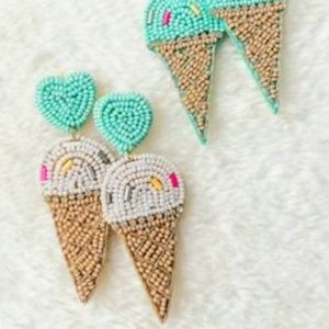 Pendientes de cuentas de estilo moderno con diseño de corazón, multicolor, para mujeres y niñas, de la India. - Product Image 1