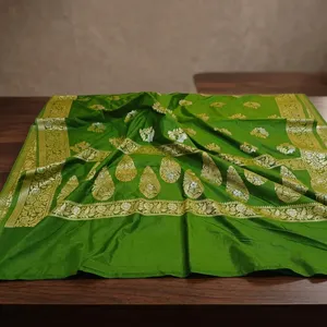 Collection de vêtements ethniques de créateurs, présentant des saris tissés à la main exquis et des créations en soie artificielle de qualité supérieure pour une allure traditionnelle élégante - Product Image 5