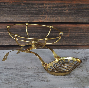 Soporte para jabón de alambre de latón estilo vintage con un brazo curvo único y bandeja de drenaje de malla, disponible a precios de mayorista. - Product Image 1