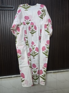 Robe longue en coton à imprimé floral blanc et rose pour femme, coupe trapèze, longueur ras du sol, respirante, idéale pour les vacances - Product Image 4
