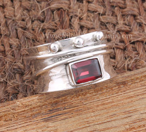 แหวนเงินแท้ 925 ประดับพลอยโกเมนสีแดงธรรมชาติแบบจุด ดีไซน์หมุนได้ ของขวัญวันเกิดเดือนมกราคม เครื่องประดับวินเทจ แหวนหมุนได้ สั่งทำได้ ขายส่ง - Product Image 4