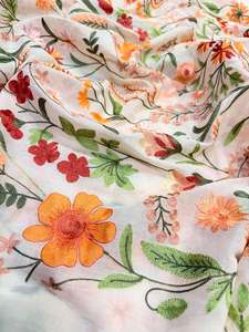 Tissu brodé au point de chaînette, tissu brodé, tissu en maille, tissu organza pour chemisiers en dentelle, robes et vêtements de mode - Hub d'approvisionnement - Product Image 1