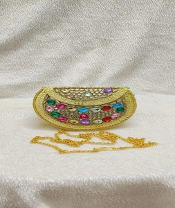 Sacs et pochettes élégants en travail de bijouterie Kundan pour mariages, fêtes et occasions festives, pochette en métal. - Product Image 3