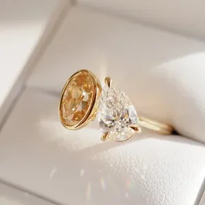 Anillo Toi et Moi con Diamantes de Corte Oval y Pera en Oro Amarillo Sólido con Engaste Moderno Asimétrico de Dos Piedras y un Regalo Exquisito - Product Image 3