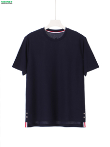เสื้อยืดแขนสั้นสีดำสำหรับผู้ชายของ Naimat Abbas Industries พร้อมโลโก้สีเขียว แต่งขอบตัดกัน ทรงปกติ ผ้าเจอร์ซีย์ลำลอง คอโอ ทำจากผ้าฝ้าย - Product Image 2