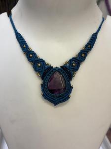 Collier en macramé violet fait main avec pendentif en pierre œil de tigre, perles dorées, bijoux de style bohème, vente en gros - Product Image 2