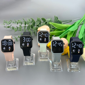 Montre connectée carrée numérique sportive INS pour hommes et femmes, idéale pour <span class=keywords><strong>les</strong></span> élèves du primaire, du collège et du lycée, avec un design cœur <span class=keywords><strong>de</strong></span> football. - Product Image 3