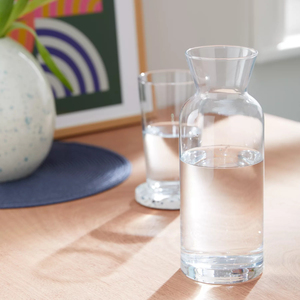 Jarra de agua de plástico elegante con tapa segura, agarre cómodo y diseño moderno para cocinas y áreas de comedor - Product Image 1