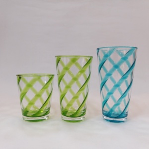 Vaso de Agua Moderno en Espiral de Plástico Irrompible para Beber al Aire Libre Junto a la Piscina - Product Image 4