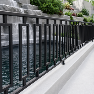 Rampe en métal géométrique noire avec balustres rectangulaires, design moderne de clôture de sécurité pour balcon extérieur et bord de piscine - Product Image 2