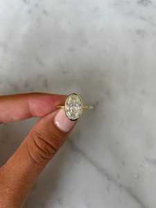 Bague de fiançailles personnalisée en or massif 14 carats avec diamant ovale de laboratoire de 2,50 carats serti clos, solitaire, pour demande en mariage, anniversaire, vente en gros - Product Image 5