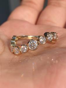 Anillo de Eternidad con Diamantes Cultivados en Laboratorio con Bisel Dorado, Corte Brillante Redondo, Anillo de Bodas para Mujer - Product Image 1