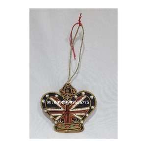 Ornement suspendu fait main en broderie zari avec travail de perles sur un design de bouteille de sauce pour la décoration de Noël et les cadeaux - Product Image 3