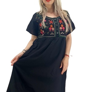 Robe maxi brodée à la Machine, longueur cheville, manches courtes, col rond, boutonné - Product Image 1