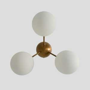 Lampe de plafond moderne en laiton avec trois abat-jour ronds en verre, décoration intérieure pour salon - Product Image 1