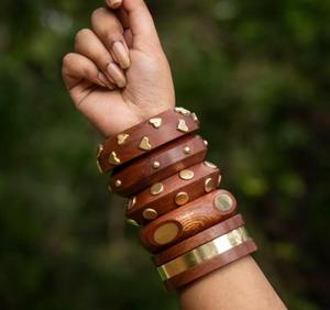 กำไลข้อมือไม้พรีเมียมประดับจุดทองเหลือง ทำมือ สไตล์โบฮีเมียน ขายส่งจำนวนมากสำหรับร้านแฟชั่น - Product Image 3