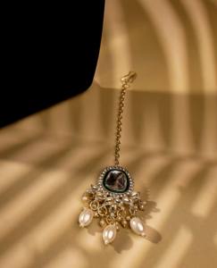 Parure de mariée indienne traditionnelle plaquée or en alliage Kundan, avec collier Maang Tikka vert Meenakari pour fête - Product Image 4