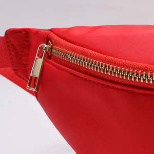 Riñonera de regalo de Navidad: Bolsas de cintura cruzadas de nailon multicolor resistentes al agua para hombres, mujeres y niños - Product Image 4