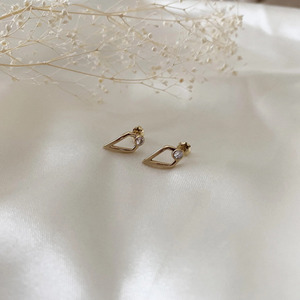 Boucles d'oreilles en or jaune avec diamants de laboratoire en forme de goutte d'eau - Product Image 1
