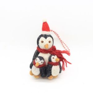 Ornement de Noël en feutre en forme de famille de pingouins avec chapeau de Père Noël et écharpe, décoration en peluche 3D de dessin animé - Product Image 4